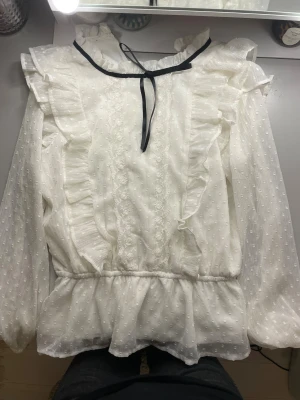 Vit blus  - Vit volang blus. Julig 