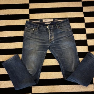 Jacob Cohen, Style 622 - Säljer nu ett par tvärfeta Jacob Cohen jeans, denna tvätt på jeans är riktigt snygg och riktigt sköna. Skicket på dessa är 9/10. Nypriset runt 5 tusen.