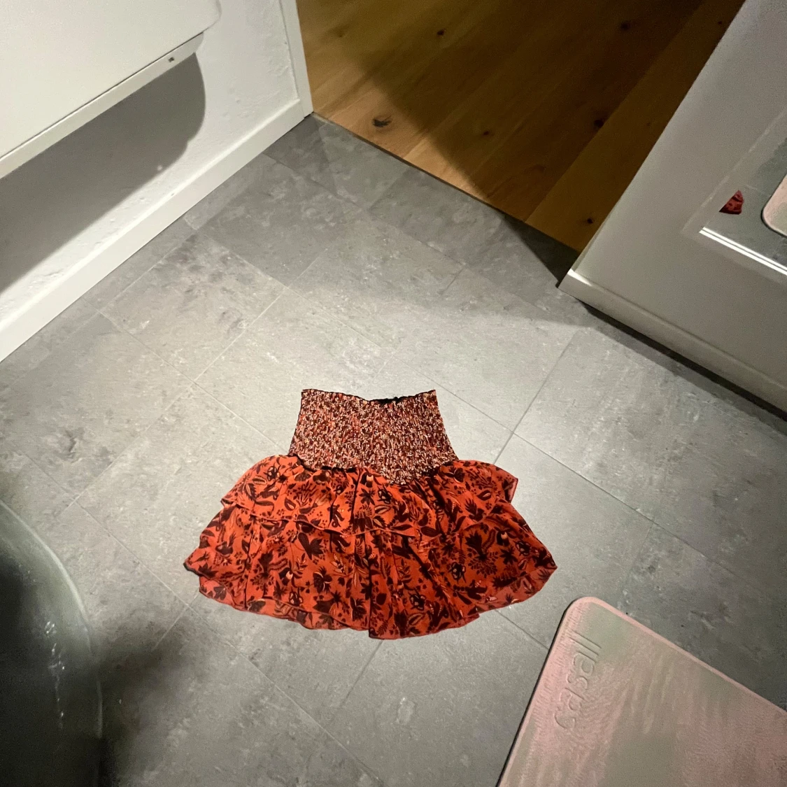 Röd blommig volangkjol