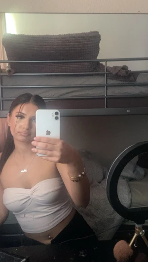 Ljus tubtopp med twist framtill - Säljer en ljus tubtopp med snygg twistad detalj framtill. Toppen är bandeau-modell och sitter tight mot kroppen, perfekt för dig som gillar minimalistisk och clean stil. Materialet känns mjukt och stretchigt, vilket gör den bekväm att bära hela dagen.