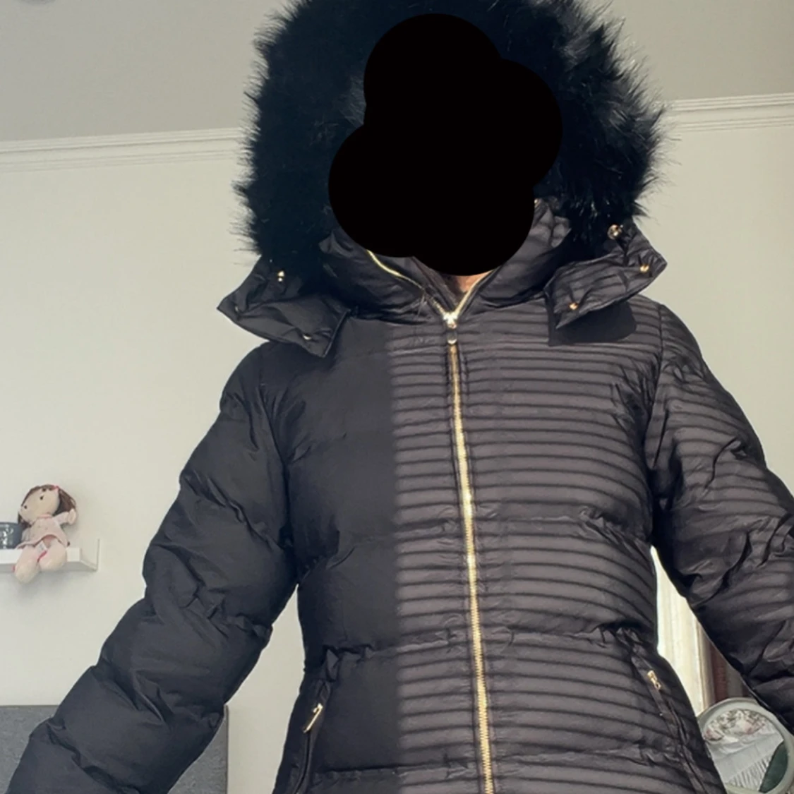 Svart pufferjacka med päls från Zara - 1