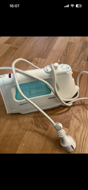 Philips  Strykjärn - Philips strykjärn med justerbar temperatur och ångfunktion. Klassisk design, synligt i gott skick utan större repor eller skador. Perfekt för effektiv strykning av kläder. Sladd och kontakt i bra skick.