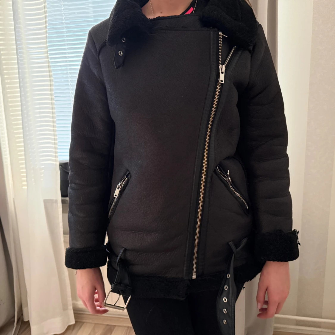 Svart pälsjacka med dragkedja