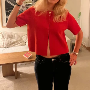 Röd kortärmad blus från Zara - Säljer en röd blus från Zara i storlek XL men sitter snarare som en storlek S. Modellen är boxig och croppad med korta ärmar och rund hals. 