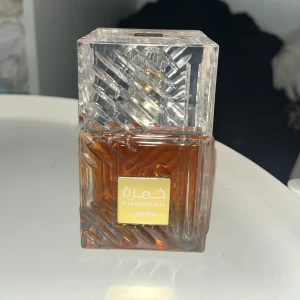 Lattafa Khamrah parfym - Snygg och trendig parfym från Lattafa med namnet Khamrah, väldigt god unisex doft, har använt typ två gånger.