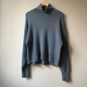 Höghalsad stickad tröja  - En super fin höghalsad/polo stickad tröja i cashmere och är så mjuk och skön. Tröjan är i en xs men är oversized så den passar även en s och möjligtvis en m! Beror ju på hur man vill att den ska sitta! 