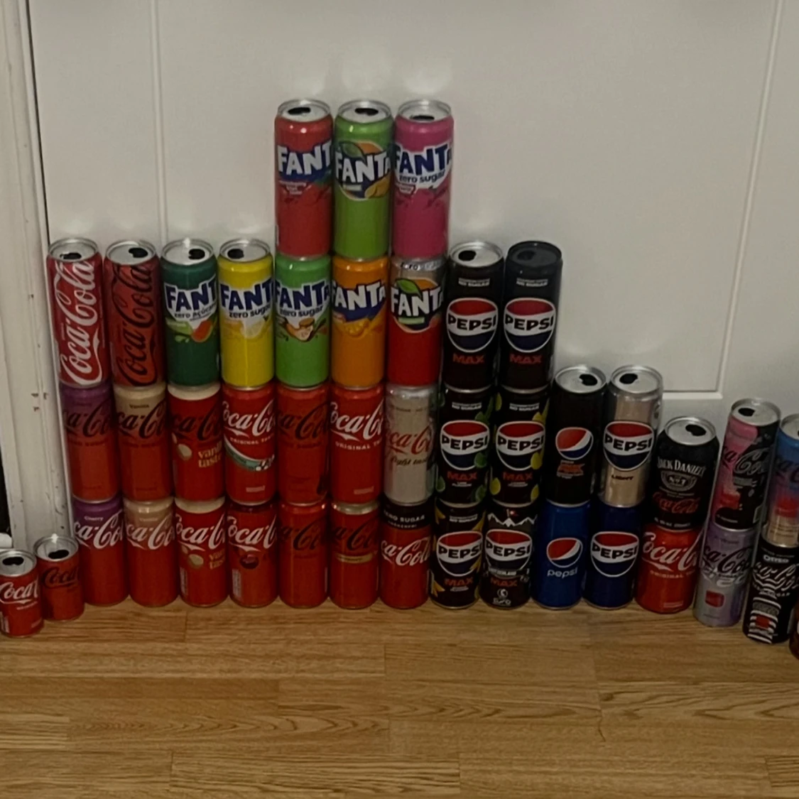 Samling av tomma läskburkar och flaskor