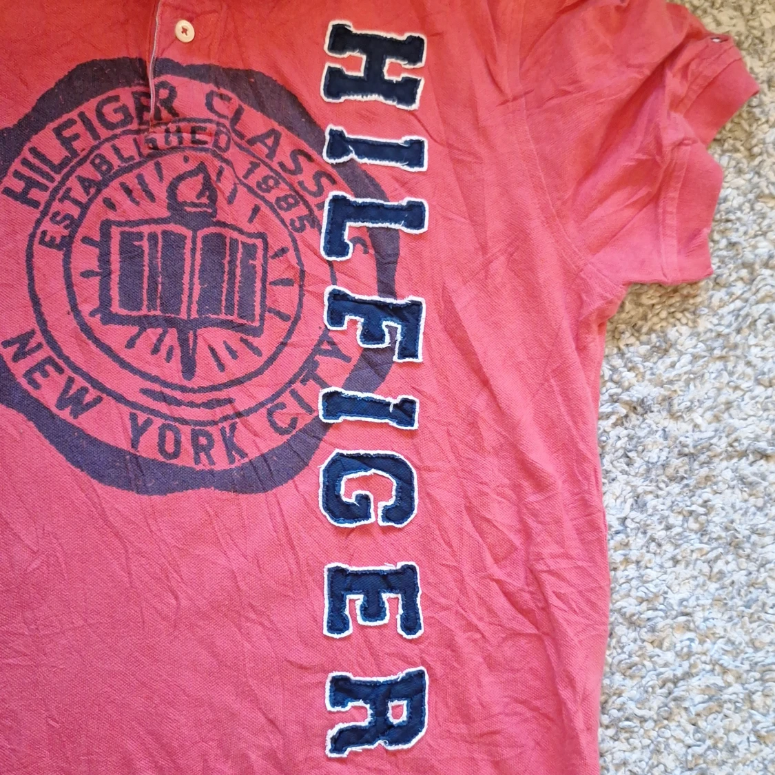 Röd Tommy Hilfiger pikétröja  - 2