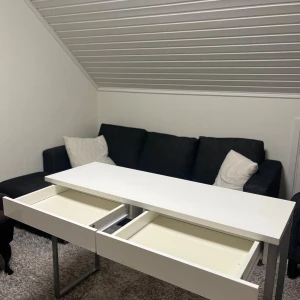 Vit Skrivbord  - Ett stilrent vitt skrivbord med ren design och stabil konstruktion. Den släta ytan ger gott om plats för dator och arbetsmaterial, samtidigt som den ljusa färgen skapar en fräsch och modern känsla i rummet. Perfekt för både hem och kontor.                                                                      HÄMTAS PÅ PLATS! 