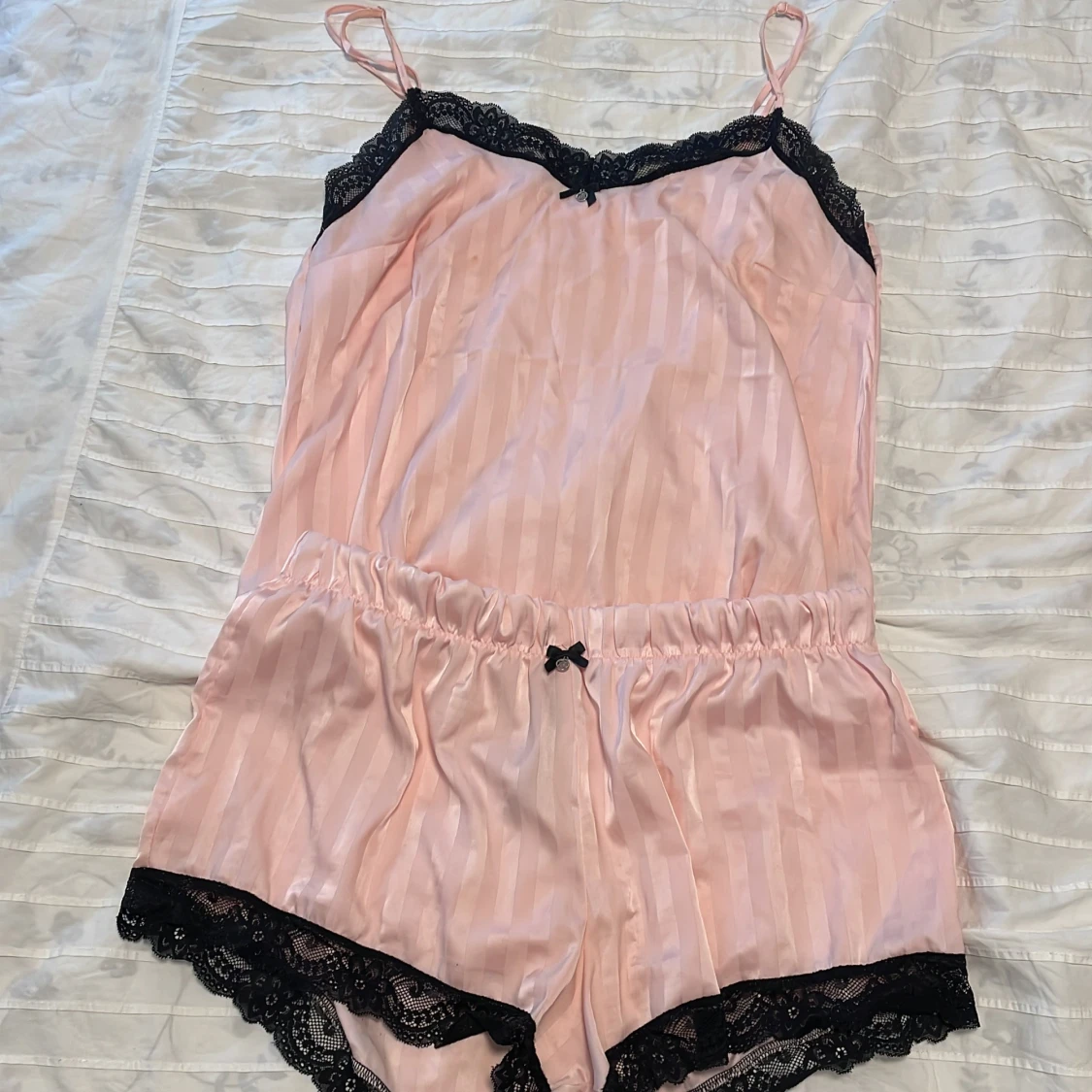 Rosa silk pyjamas set med svart spets