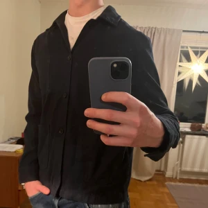 These Glory Days Overshirt mörkblå  - Säljer denna sjukt snygga Overshirten från These Glory Days⭐️ Färgen är mörkblå och storleken är M✅ Den har inga defekter och skicket är utomordentligt🙌🤝 Sjukt najs passform och passar perfekt till hösten🍁🙌 Tveka inte på att höra av er dig vid minsta fråga eller fundering😊