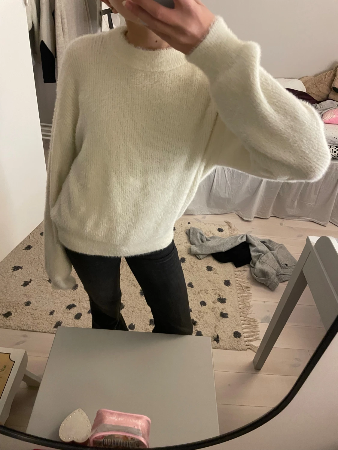 Vit fluffig stickad tröja