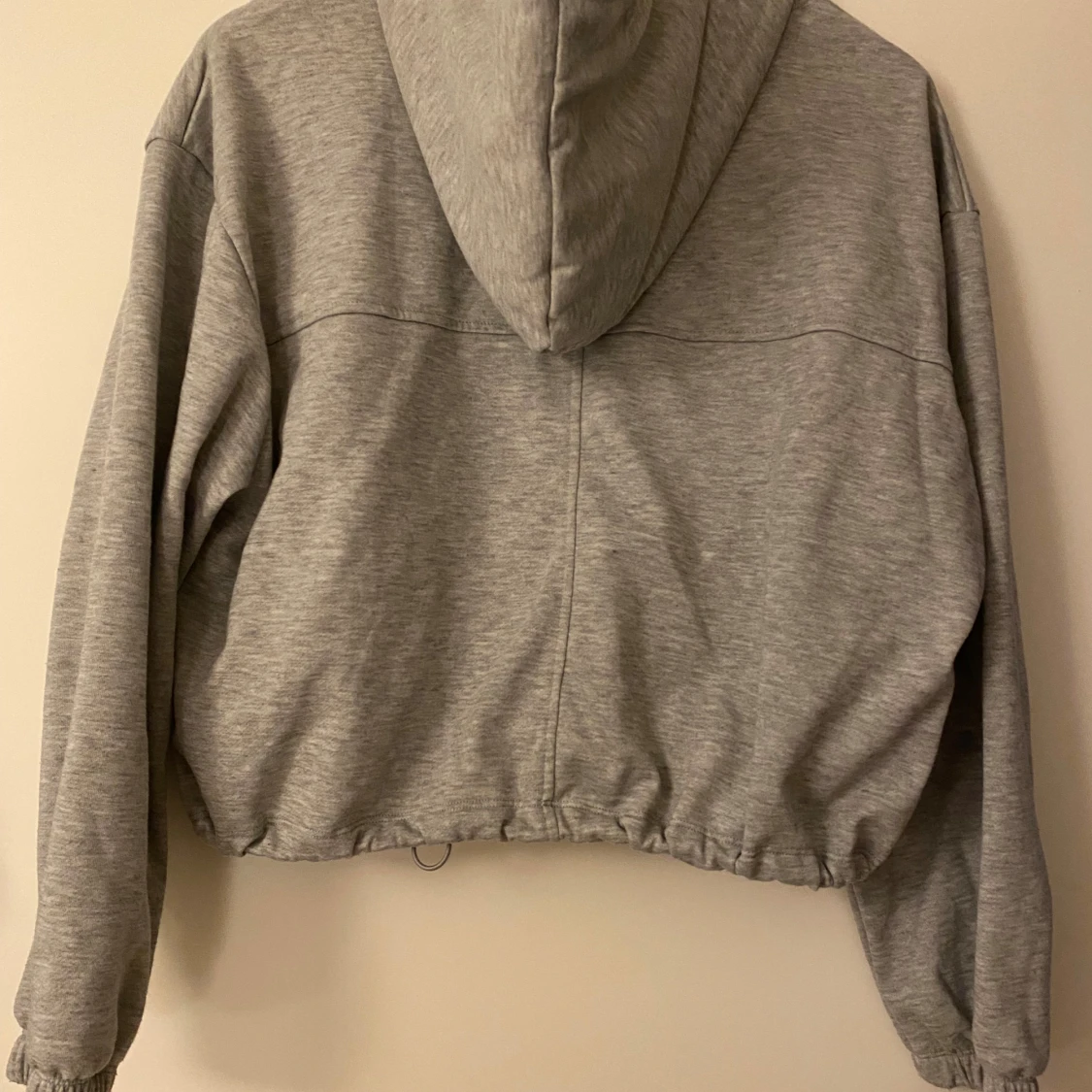 Grå hoodie från GTECH med snörning - 2