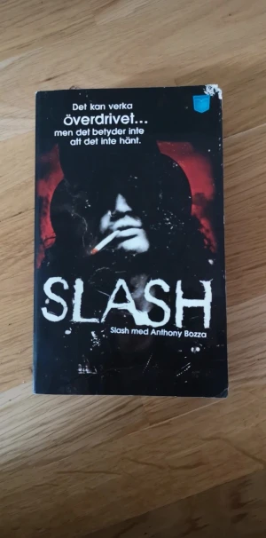 Slash - Följ med in i rockvärldens mörka och vilda sida! Slash berättar om livet som legendarisk gitarrist i Guns N' Roses, med galna turnéer, rå musik och allt som hör rock'n'roll till. En biografi fylld av äkta känslor, framgångar och utmaningar.