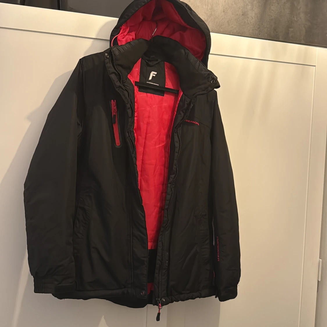 Svart och röd pufferjacka från Five Seasons - 1