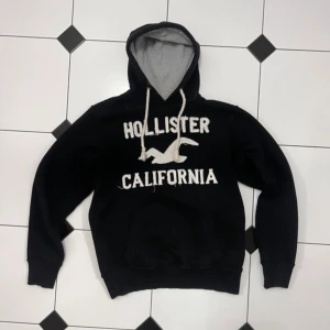 Hollister Hoodie - Säljer denna sjukt snygga tröjan från hollister. skick 10/10. Inga defekter alls!!! Fraktar via Postnord på köparens beskostnad📦 Hör av dig vid minsta fråga eller fundering!🙌🙌 