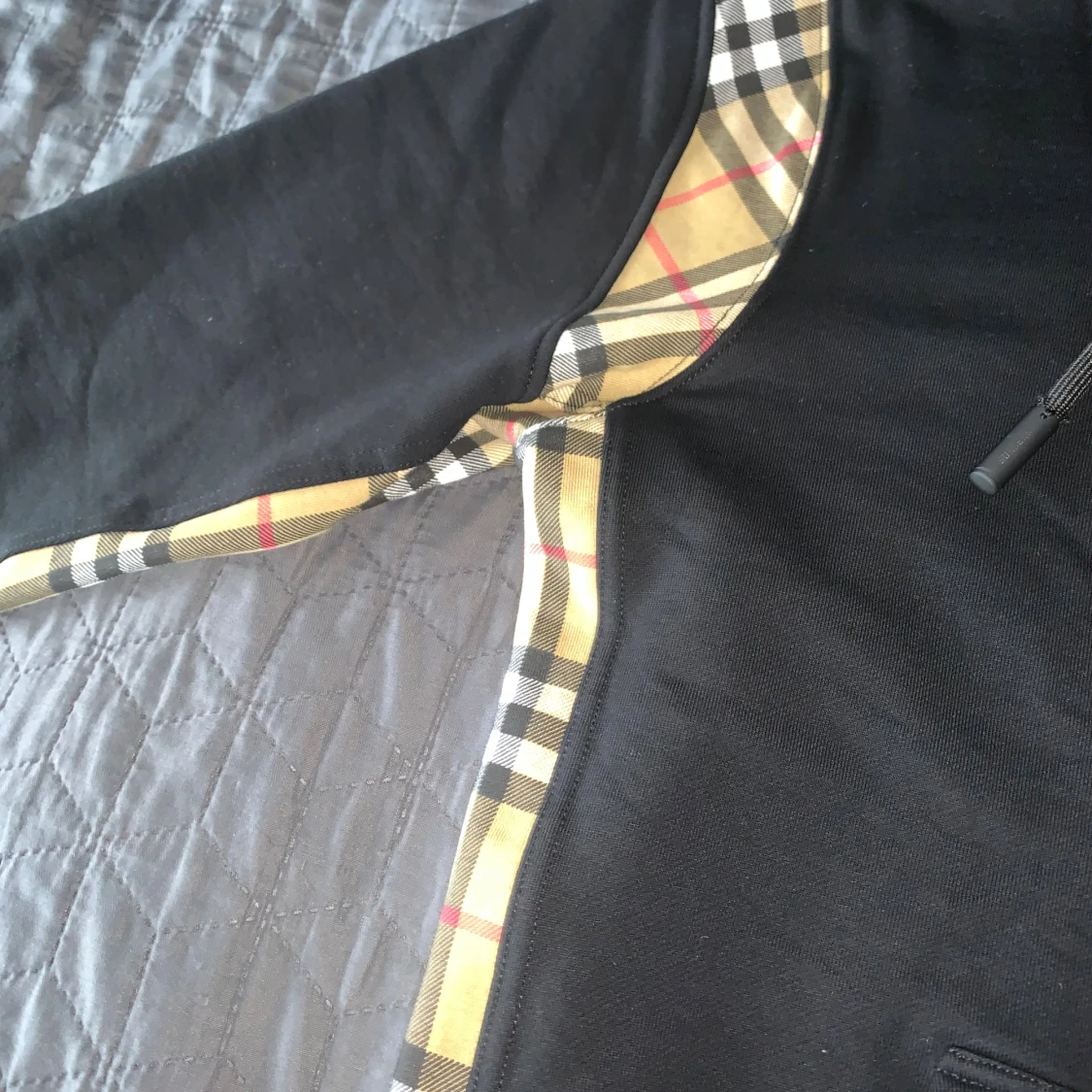 Svart Burberry hoodie med rutiga detaljer - 1