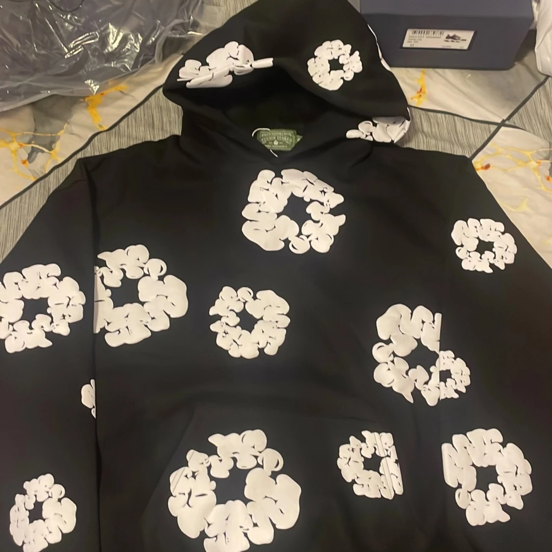 Svart hoodie från Denim Tears med blommor - 2