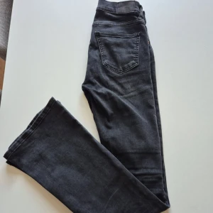 Gina tricot jeans stl:34 tall - Jeans i mycket fint skick, inköpta på Gina tricot. Storlek 34 bootcut tall. Tvättade en gång. Inköpta för 499kr