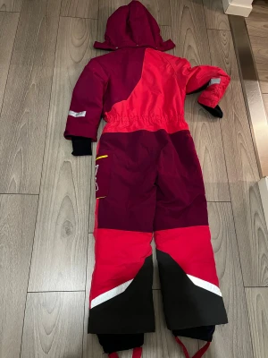 Overall  - Varm och skön overall. Väldigt bra inför vintern samt bra skick. Passar perfekt för just vintern.