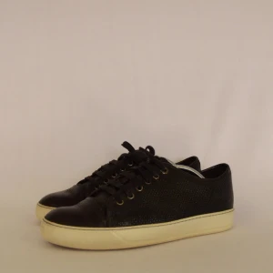 Lanvin Sneakers  - LANVIN SNEAKERS  Storlek : 6   Passform : Passar 41/42  Användning : Skorna är i fint skick utan tydliga defekter  Nypris : Cirka 4000 SEK