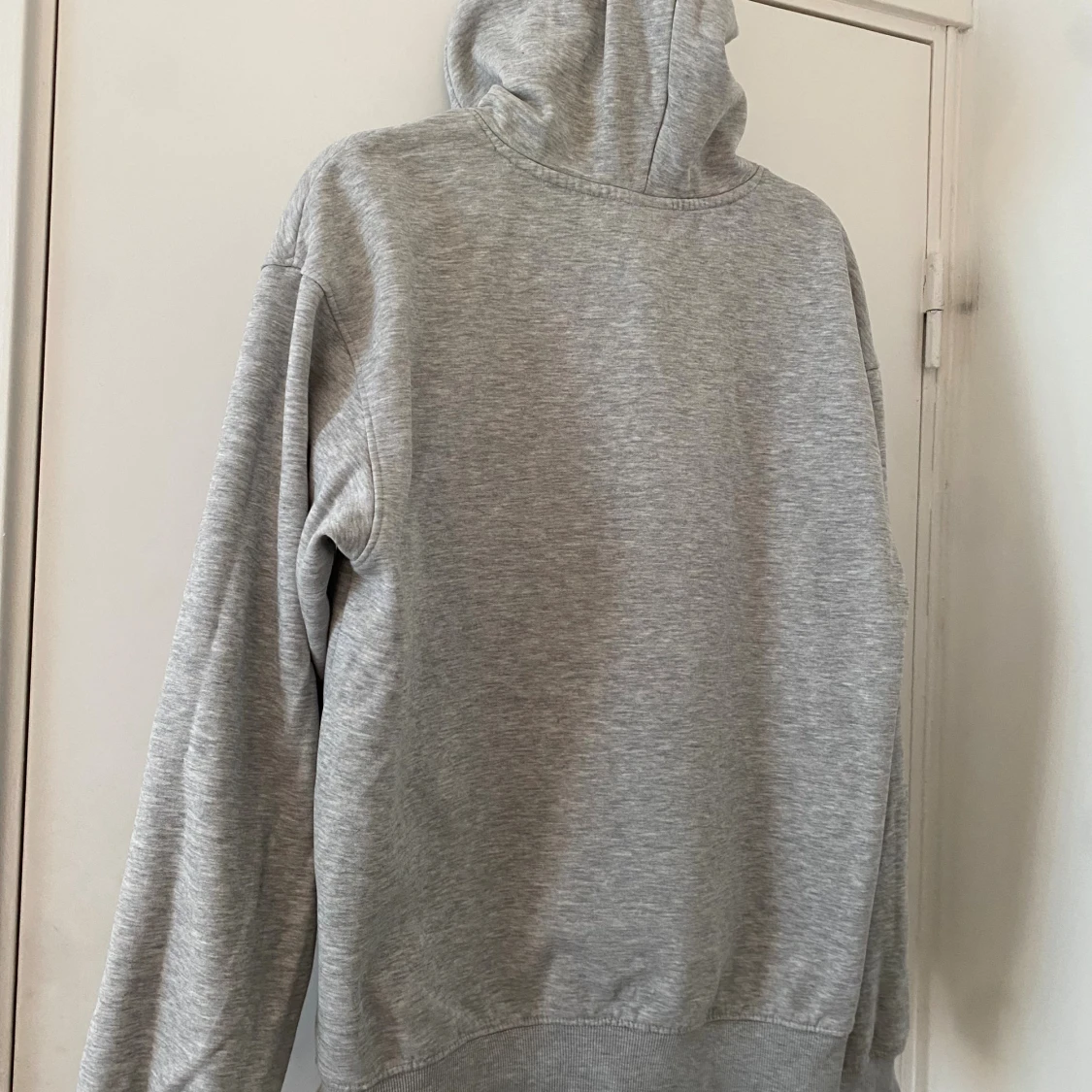 Grå hoodie med huva och magficka - 2