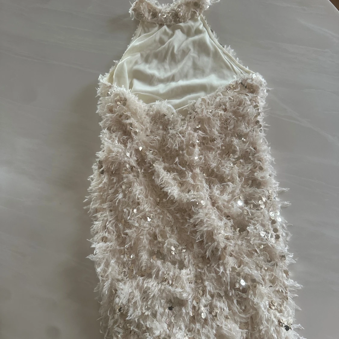 Champagnefärgad paljettklänning - 1