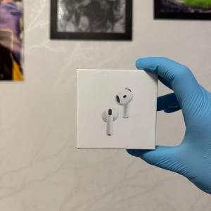 AirPods 4 (ANC) - Tjena! Säljer helt nya hörlurar som är oöppnade, kom med rimligt prisförslag vid intresse. Har fått de i present men äger redan ett par och därför ligger varan ute som annons🎁 Vi möts på offentlig plats för varan✅ Varan kostar 2300kr i butik så kom gärna med rimliga prisförslag vid intresse ✨ Varan är plastad så att paketet ska hållas i så bra skick som möjligt👍 Om du är intresserad av ett par fantastiska hörlurar till träningen och jobbet eller en present till dina nära nu när julen börjar närm