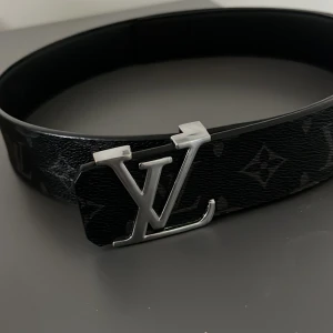 L och V bälte  - L och V bälte med monogram använt typ två gånger inga täcken på användning 