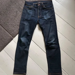 Mörkblå Nudie Jeans (Lean Dean) - Tja, säljer ett par snygga Nudie jeans. Storlek 31/32 och i toppen skick. Skriv till mig vid minsta fundering. Mvh Marius 😁