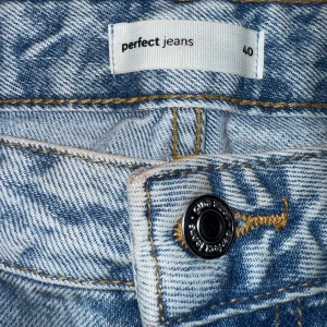 Ljusblå jeans från Perfect Jeans - Säljer ett par ljusblå jeans från Gina Tricot i modellen Perfect Jeans i storlek 40. 