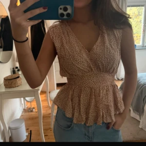 Topp med insydd midja  - Jätte fin peplum topp! 
