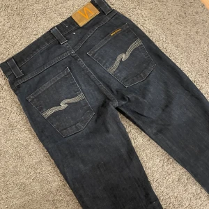 Nudie jeans - Nudie jeans slim Jim, skick 9/10, storlek w29 l34. Pris kan diskuteras meddela mig vid frågor eller funderingar.