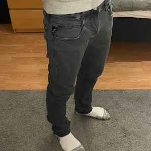 Replay Anbass Hyperflex - Replay anbass jeans w32 l32 skick 9/10 nästan helt nya. Mått längd 104cm, midja 39cm, innelår 81cm. Pris kan diskuteras meddela mig vid frågor eller funderingar.