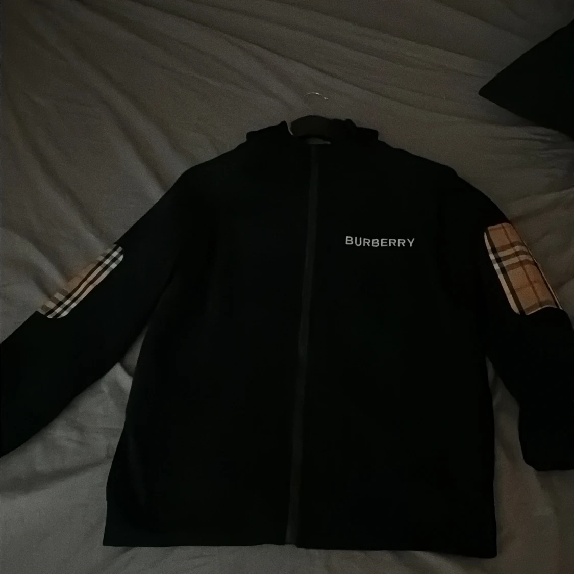 Svart Burberry vindjacka med huva