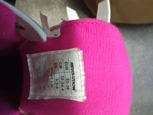 Rosa och vita skridskor Revolution - Snygga skridskor från Revolution i rosa och vitt med coola mönsterdetaljer. De har justerbara spännen och en bekväm, vadderad insida. Perfekt för dig som vill sticka ut på isen med färg och stil. Passar juniorer med storlek 33-36.