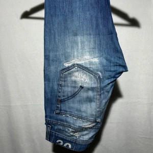 Dondup jeans - Säljer nu mina dondup jeans då de blivit för små för mig. De är i strl 30 och är väldigt snygga och trendiga! Perfekt nu inför julen antingen till dig själv eller ge bort som gåva till någon!