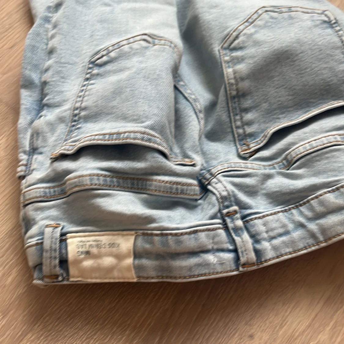 Ljusblå jeans med knappgylf - 4