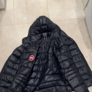 Canada Goose jacka svart - Svart dunjacka från Canada Goose, köpt från careofcarl för ungefär 8299 kr för nåt år sedan, använd men hyfsat fint skick, finns nåt litet märke men inget märkvärdigt 