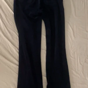 juicy couture set - Säljer nu mitt juicy couture set för att de börjar blir för litet och kommer inte till användning lön även sälja bara byxorna eller bara tröjan om man skulle vilja de, tröjan är i storlek S och byxorna är storlek xs