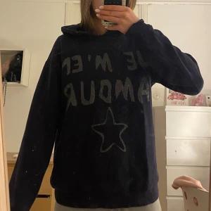 Mörkblå hoodie med glittertext  - Säljer en mörkblå hoodie från Gina Tricot med glittrig text, i storlek 168/164 men passar även som en vanlig S/M ungefär💕