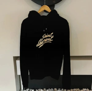 Saint Laurent hoodie - Svart hoodie från Saint Laurent, riktigt fett och unik hoodie som passar till de mesta. Skriv vid frågor!!!