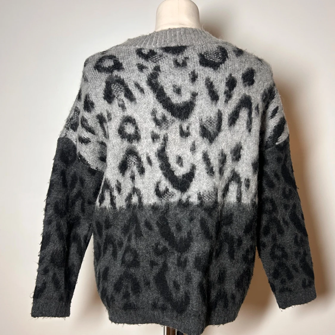 Stickad tröja leopard mango  - 4