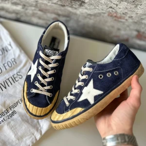 Golden goose superstar - Nytt skick, inte ens heelcreasade. Nypris ca 5000kr. Storlek 40 kan också passa 41. Innersulans mått - 26cm  Dustbag medföljer. Självklart äkta, kolla bara recensionerna! Skriv för mer information🤝