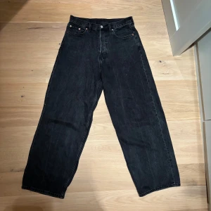 Weekday Astro - Weekday Astro i storlek 28/32 men skulle säga att de är mer som en 29/30 i midjan. De har riktigt nice fit och sitter perfekt på skorna. Nypris 600kr Hör av dig om du har nån fråga eller liknande!