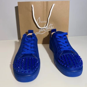 Blå Christian Louboutin sneakers med nitar - Skriv pm innan köp!                                                                                            Säljer ett par sjukt snygga blå sneakers från Christian Louboutin i storlek 45. Aldrig använda! Endast påse och skohorn medföljer(sista bild) tyvärr ingen skobox.              Om du har frågor är det bara att höra av sig!                        MVH Grisch closet 