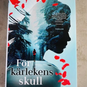För kärlekens skull - För kärlekens skull – Anna Ekberg  En spännande relations- och deckarroman om Christian och Leonora. De ser ut att ha allt: ett tryggt äktenskap, ett fint hem och en frisk son. Men när Leonora ser Christian tillsammans med en yngre kvinna förändras allt. Hon inser att hon riskerar förlora allt hon byggt upp – och blir beredd att skydda sin familj till varje pris. Mörk passion, svek och en kamp om vad kärlek verkligen är.