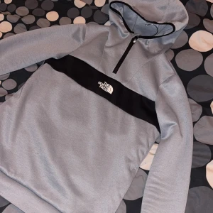 Northface tröja - En blå/svart tröja från north face. Den är i jättefint skick och väldigt bekväm o snygg tröja. Säljes pga att den har blivit för liten på mig. Storlek S