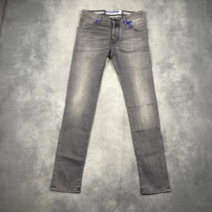 Jacob Cohën ”NICK” Jeans (BRAND NEW) - Skick: 10/10, helt nya med tags. | Ingår: Allt OG. | Nypris: +- 5500 SEK. | Mått: Midja ~ 39 cm. Ytterlängd ~ 105 cm. Innerlängd ~ 80 cm. Benöppning ~ 16 cm.
