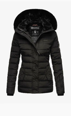 Svart pufferjacka från Navahoo - Svart pufferjacka från Navahoo med mysig fuskpäls i huvan och quiltat innerfoder. Jackan har dragkedja och knappar framtill, två fickor med dragkedja och ribbade muddar vid ärmslut. Perfekt för kalla dagar med sin varma och vadderade design. Använd den en gång den är helt perfekt till vintern. 